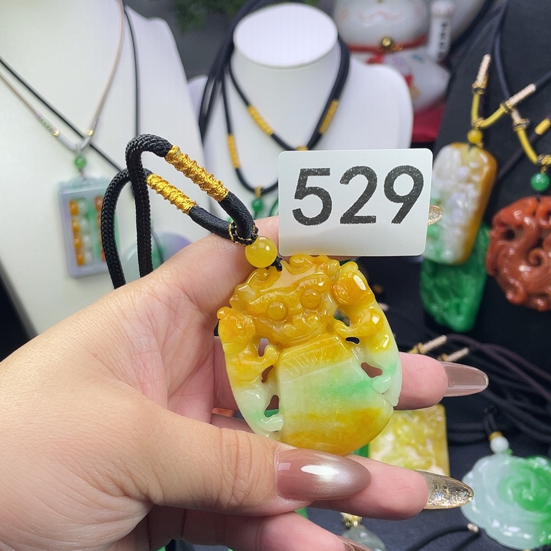 翡翠未镶嵌吊坠(赠链)