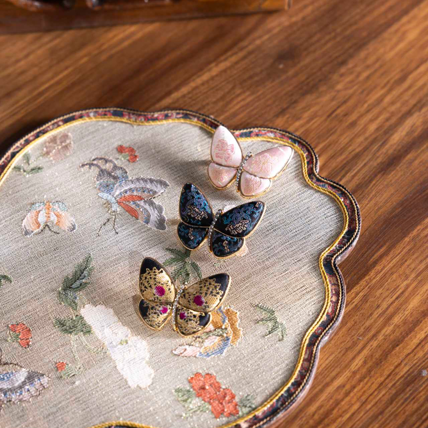 华裳格新中式非遗宋锦漳缎周边蝴蝶＆蜻蜓胸针（颜色随机）HS1826