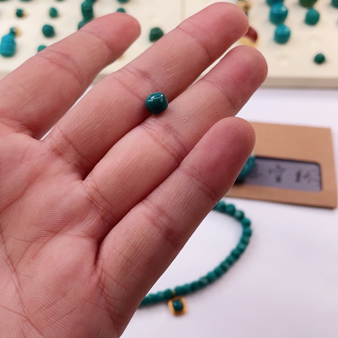 绿松石颈饰未镶嵌