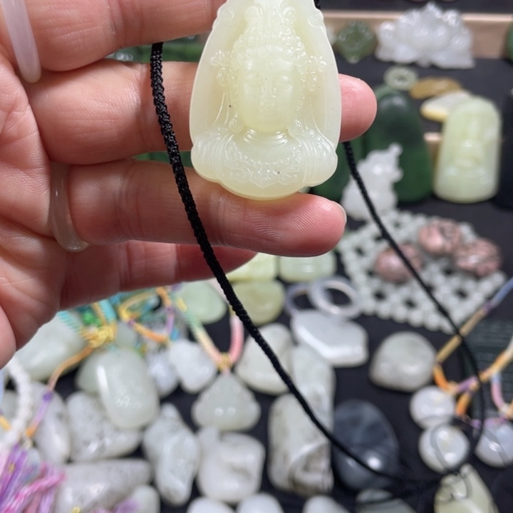 奕***儿和田玉未镶嵌颈饰