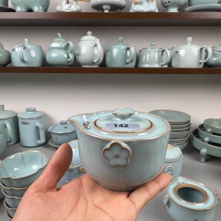 婷***爱陶摆件汝瓷梅花手抓壶支钉烧天青釉特价142不退不换