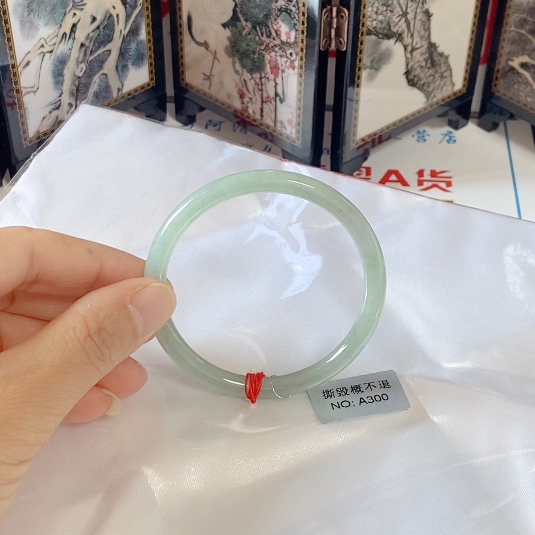翡翠未镶嵌手镯（圆镯）51.4