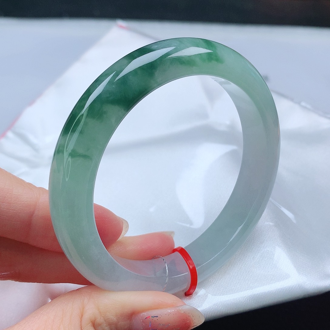 翡翠手镯未镶嵌54圈