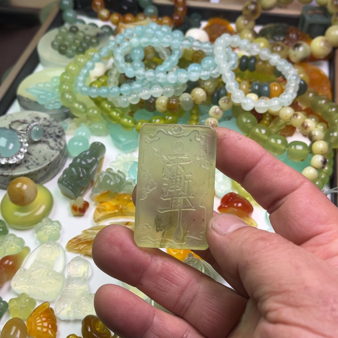 蛇纹石玉未镶嵌颈饰