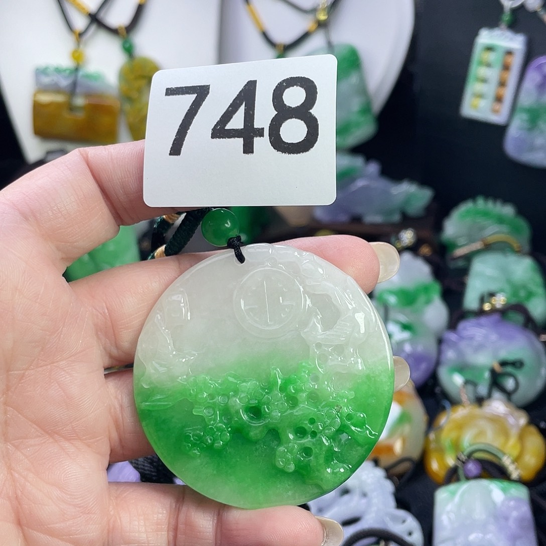 翡翠未镶嵌吊坠(赠链)