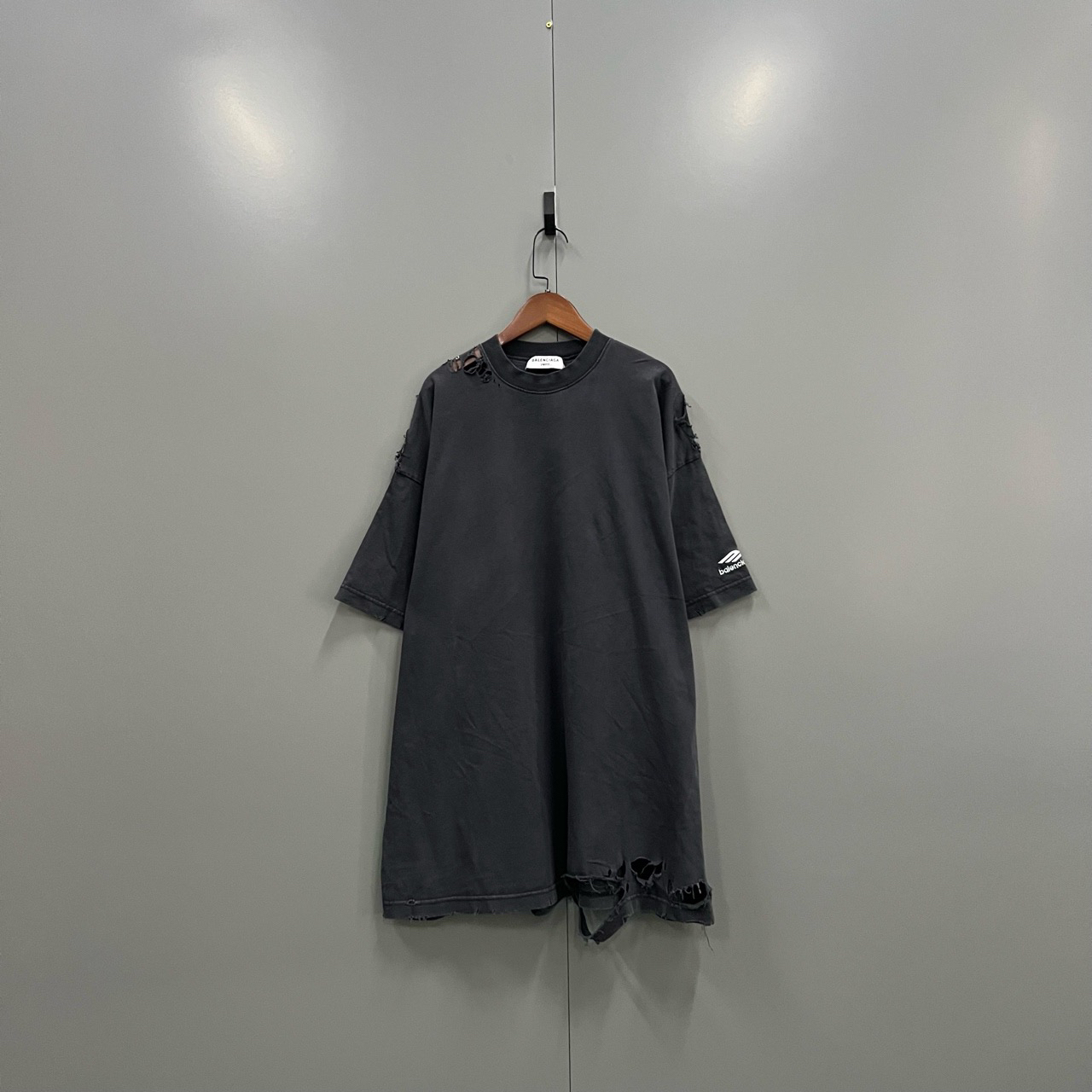 95新 Balenciaga/巴黎世家 (ll) 巴黎世家 黑色复古刺绣logo短袖2