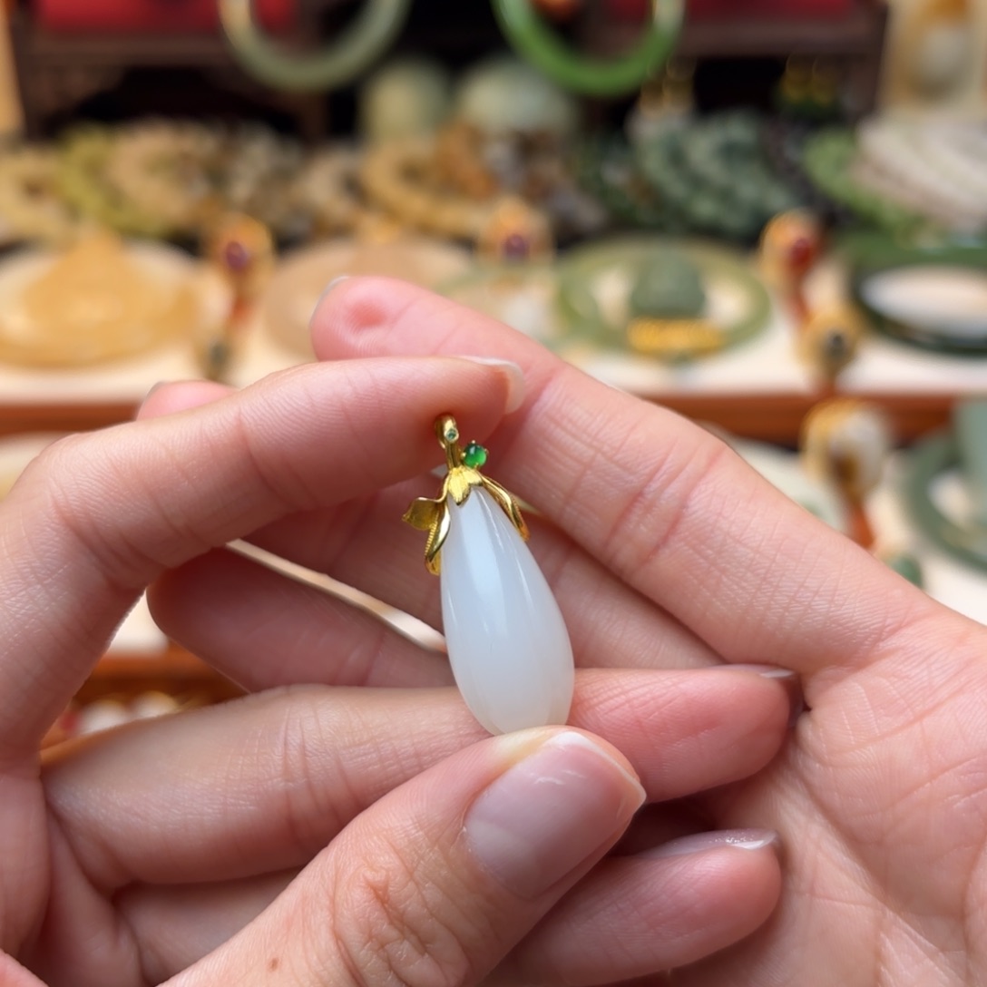 和田玉挂件18K金镶嵌