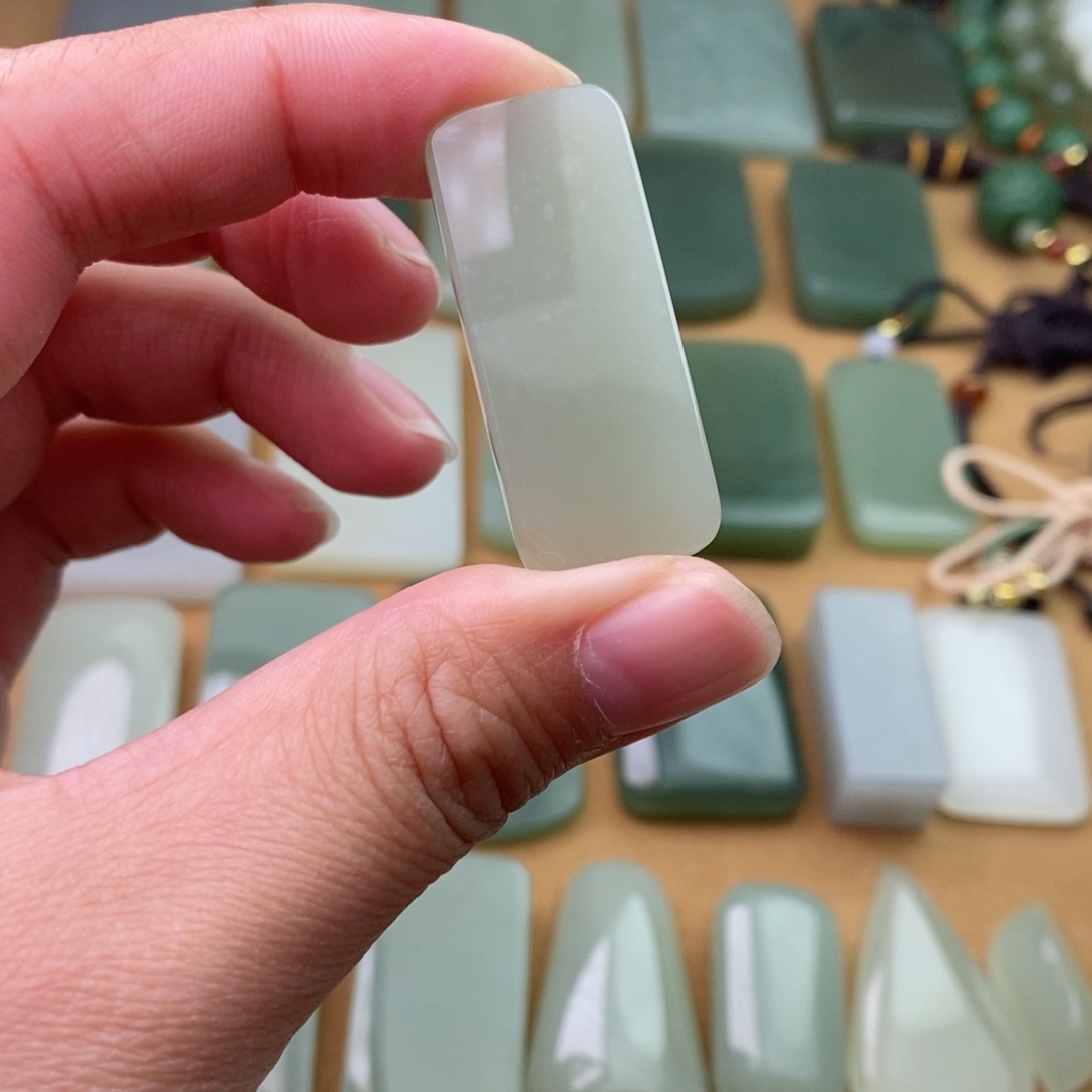 和田玉颈饰未镶嵌微瑕包容有棉点