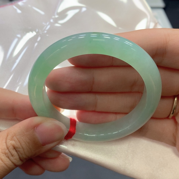 翡翠手镯未镶嵌翡翠