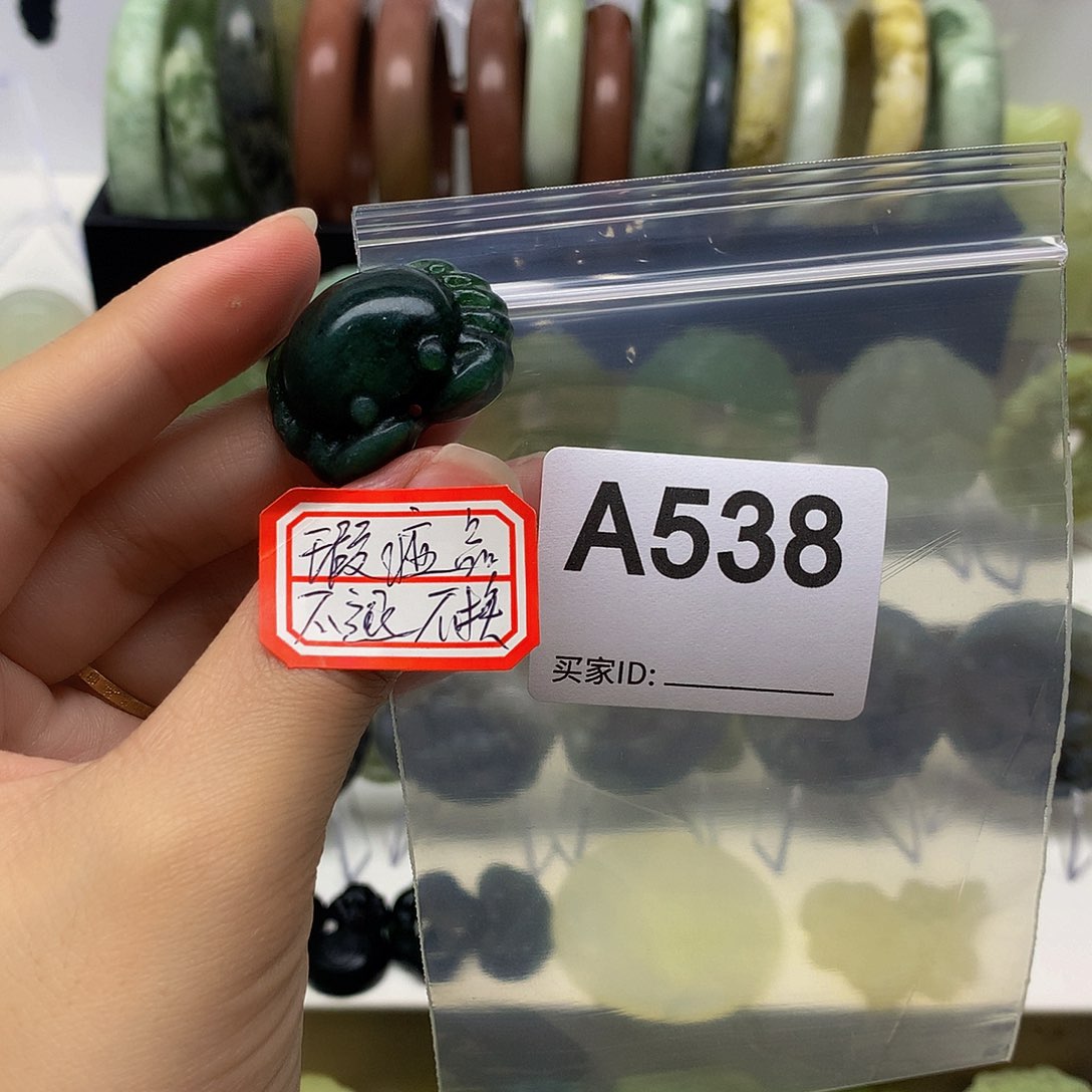 蛇纹石玉颈饰合金