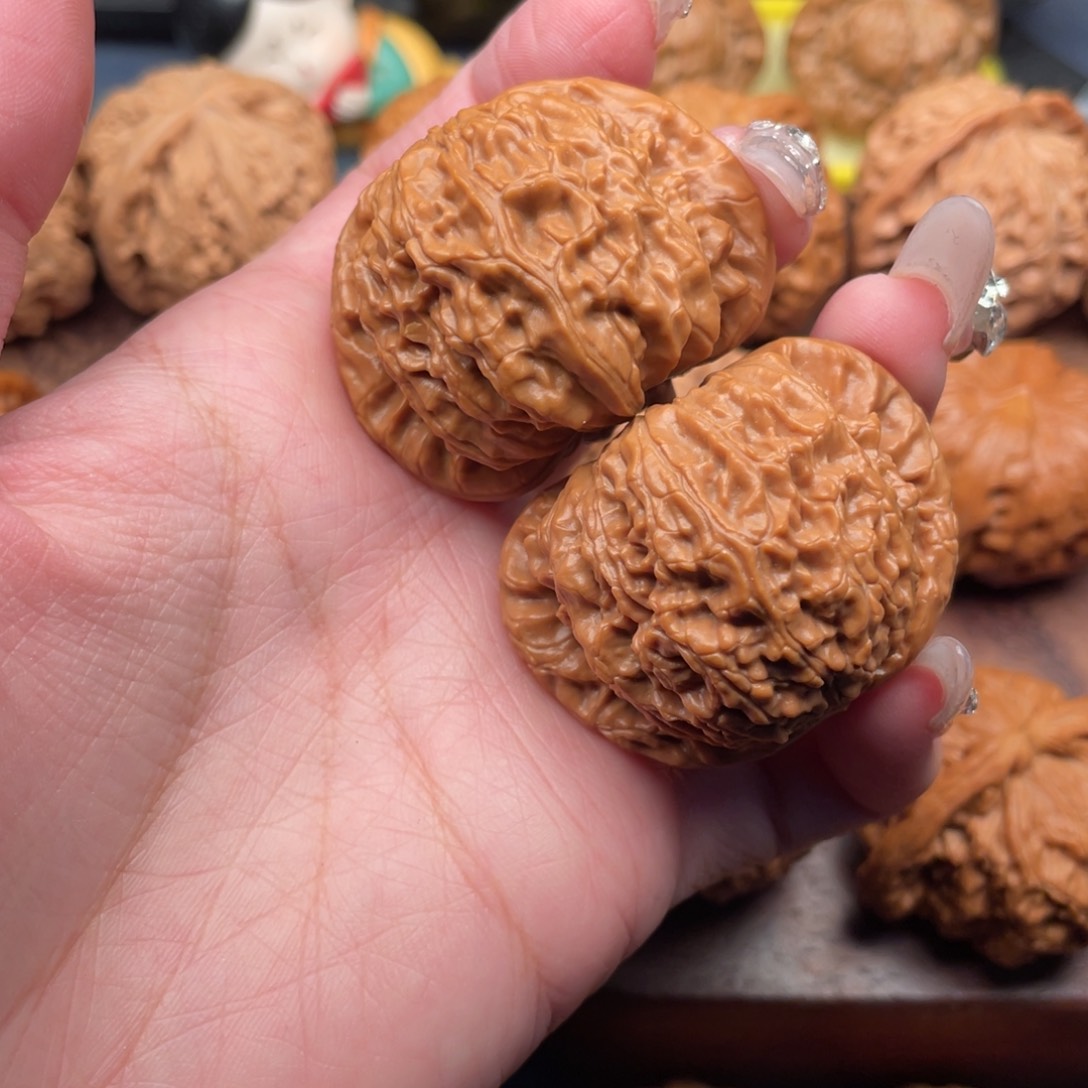 文玩核桃吊坠红皮闷白狮子43