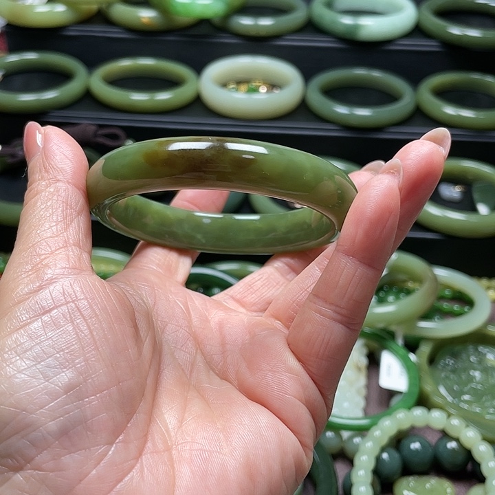 L***0和田玉未镶嵌手镯