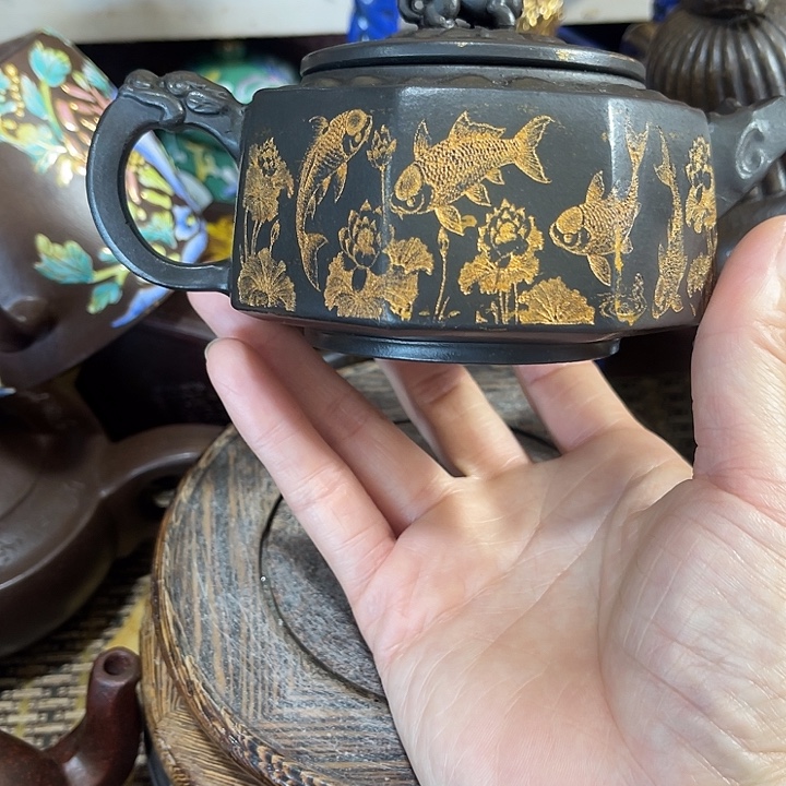 茶壶紫泥原矿泥料手工制作的一把紫砂壶。