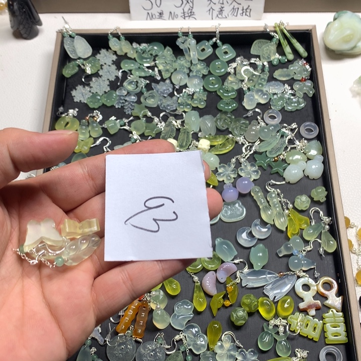 进***鲸蛇纹石玉合金耳钉