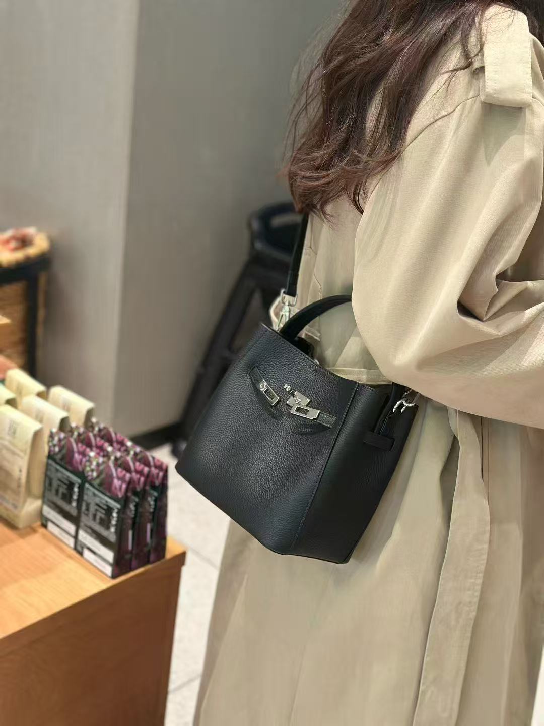 2025年新款手提水桶包女软皮锁扣通勤高级感斜挎包