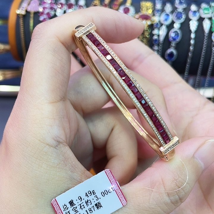 18K金镶嵌手镯红宝石3克拉鸽血红