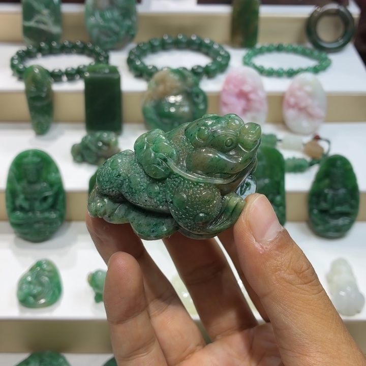 独山玉未镶嵌把件金蟾