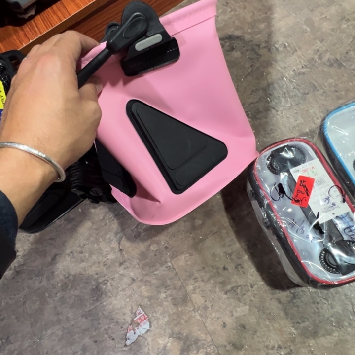 雷臣粉色折叠打水桶一个
