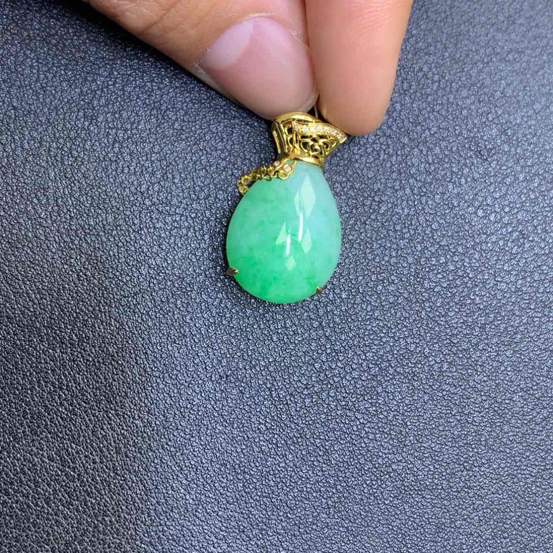 翡翠颈饰18K金镶嵌翡翠