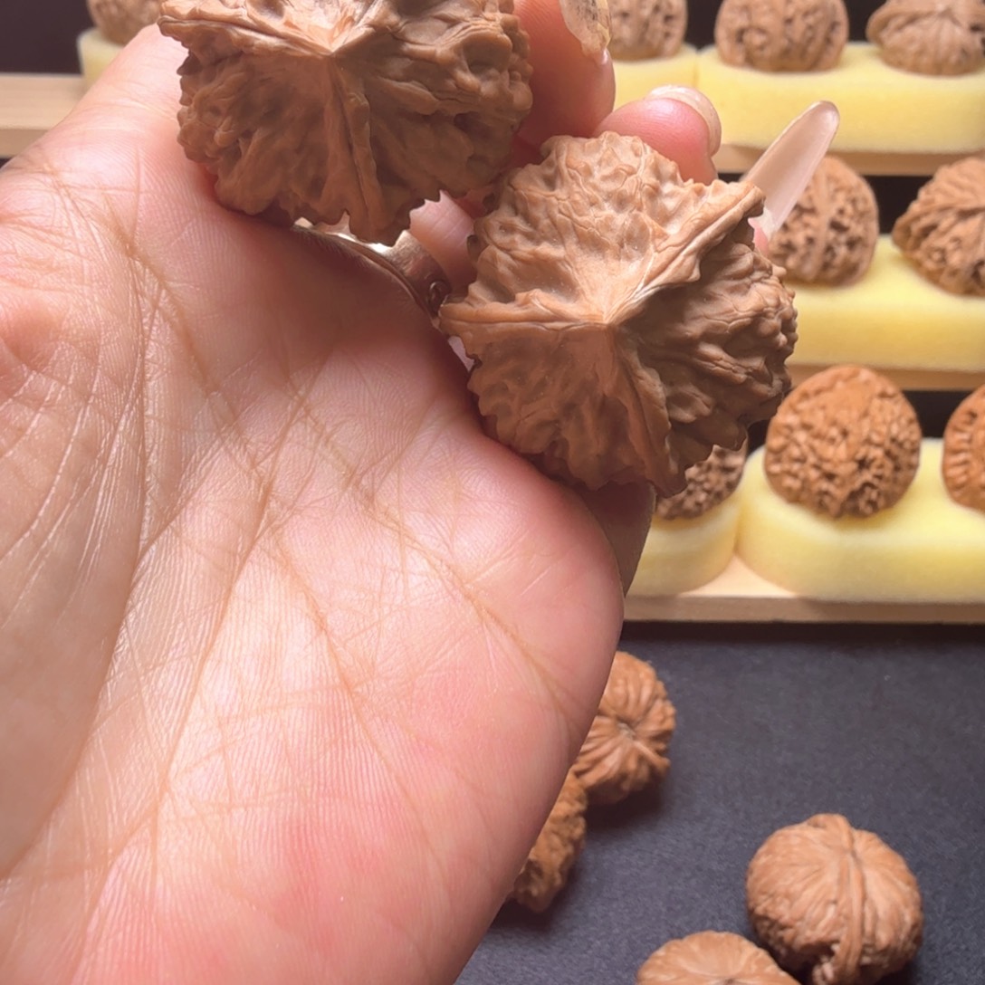 文玩核桃吊坠39尺红马蹄三楞