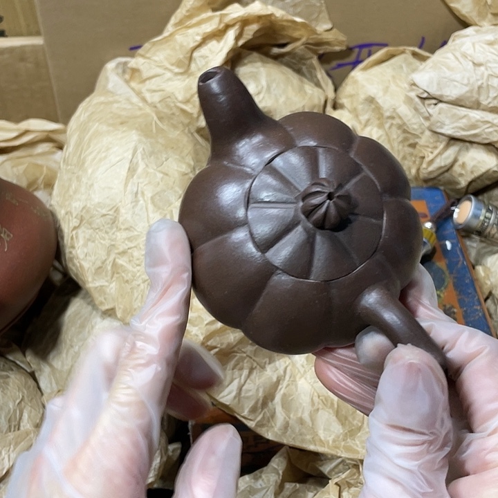 紫砂茶壶原矿泥料，手工制作的一把紫砂壶。