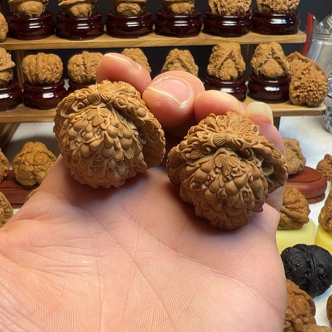 财***到核桃白狮子雕刻葫芦精品