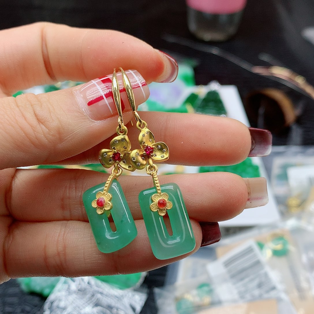 【闪购商品】石英质玉耳钉未镶嵌