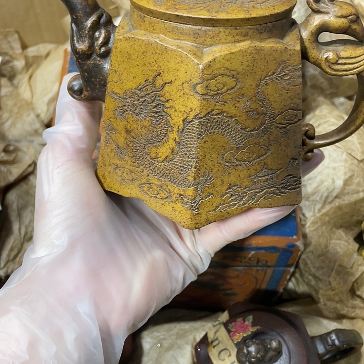 紫砂茶壶，原矿泥料，手工制作的一把紫砂壶。