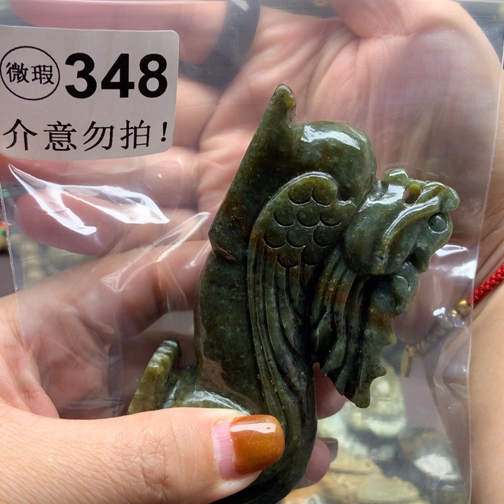 如***闻透闪石质玉未镶嵌把件