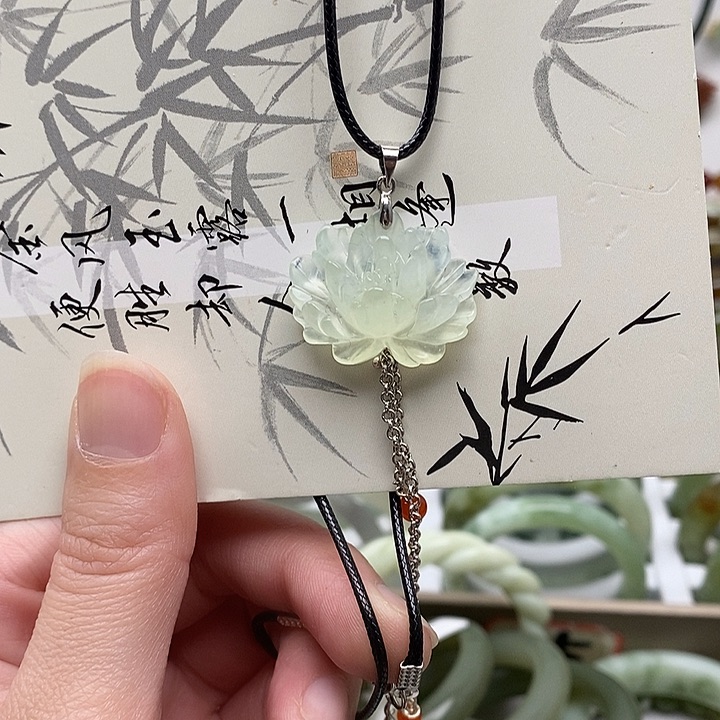 蛇纹石玉颈饰未镶嵌