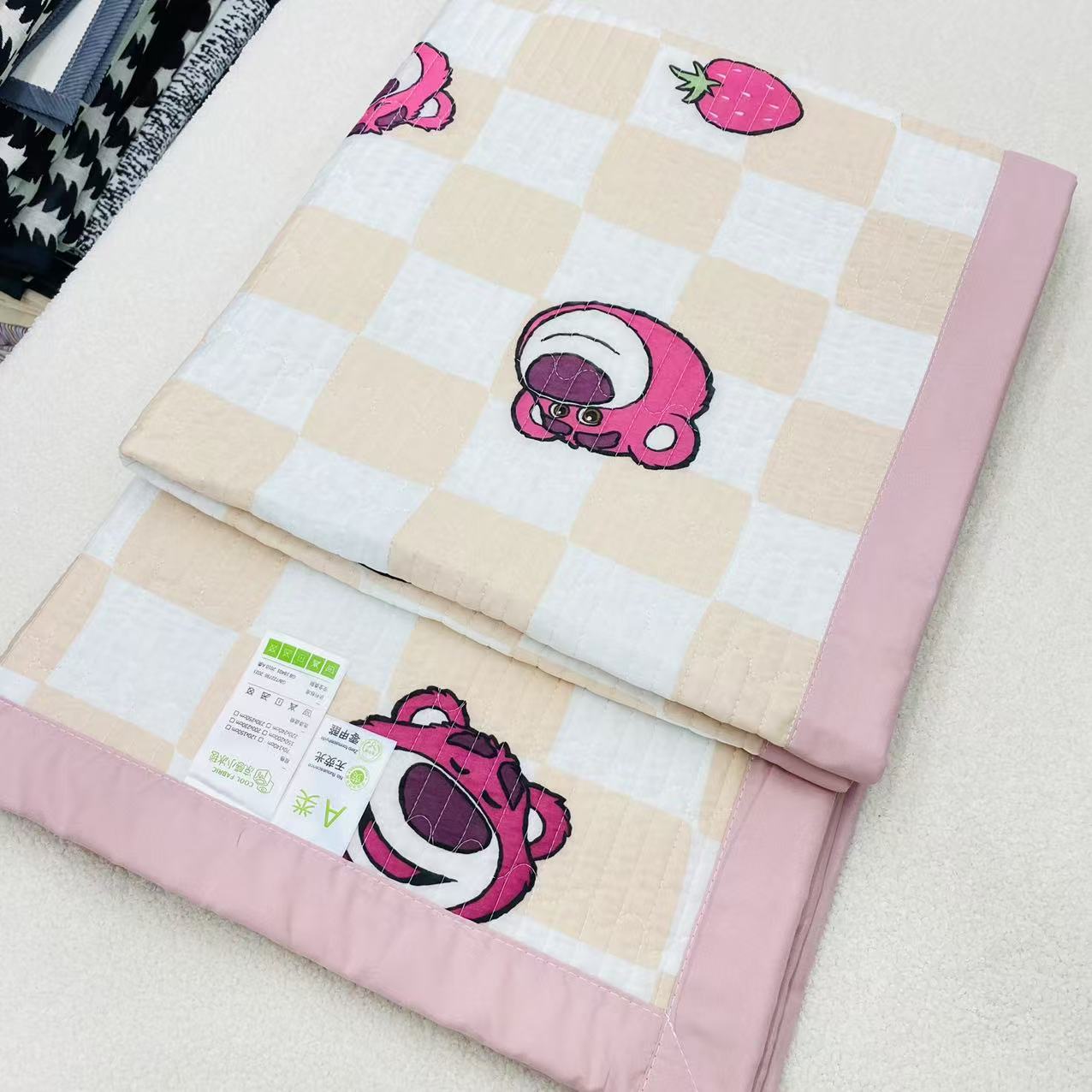 凉感【包边床盖】<草莓熊-粉格>90X220cm<±5cm>绗缝多功能印花透气