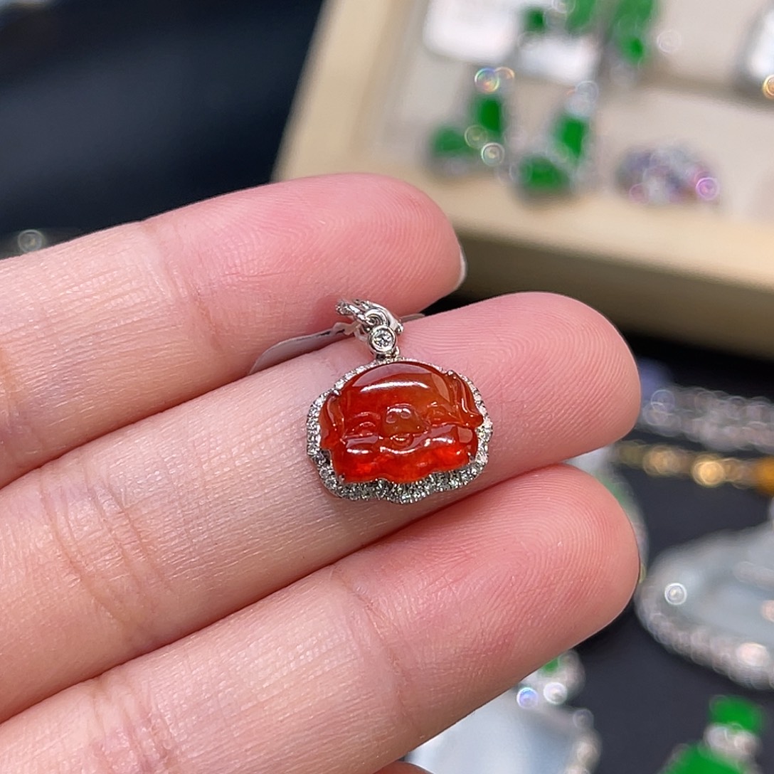 翡翠18K金镶嵌颈饰红翡小猪