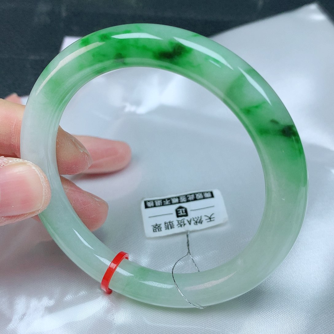 翡翠手镯未镶嵌54圈