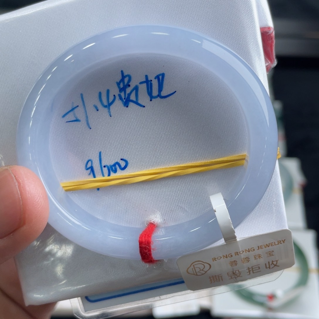 翡翠手镯未镶嵌翡翠手镯