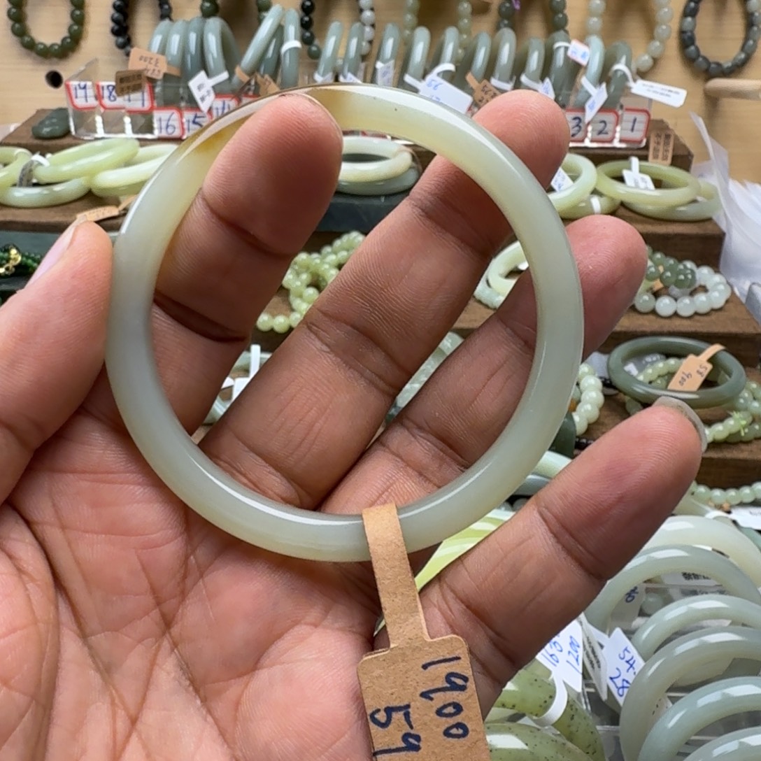 在***巴和田玉（糖玉）未镶嵌手镯