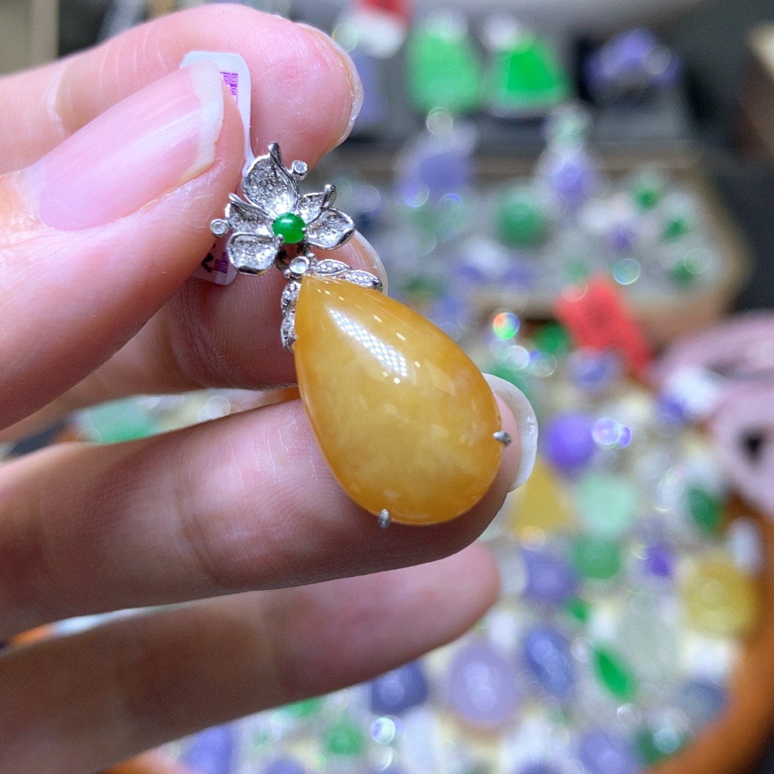 【闪购商品】翡翠颈饰18K金镶嵌翡翠吊坠项链