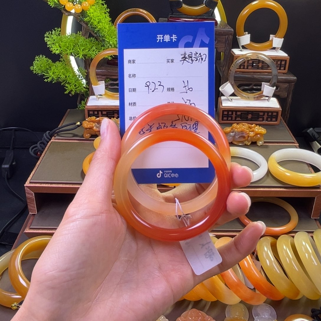 未镶嵌手镯石英质玉美**和