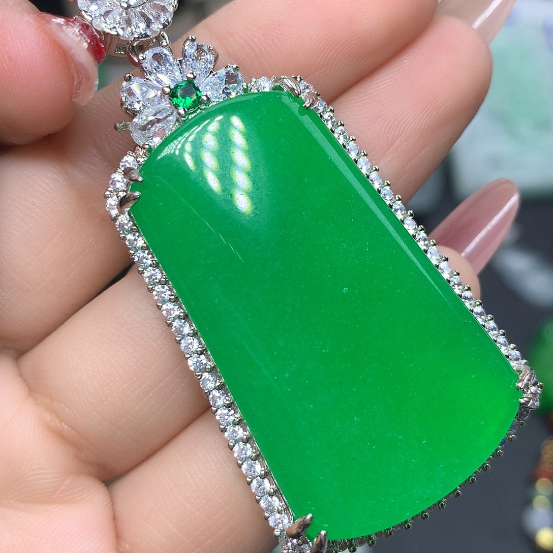 翡翠颈饰未镶嵌翡翠