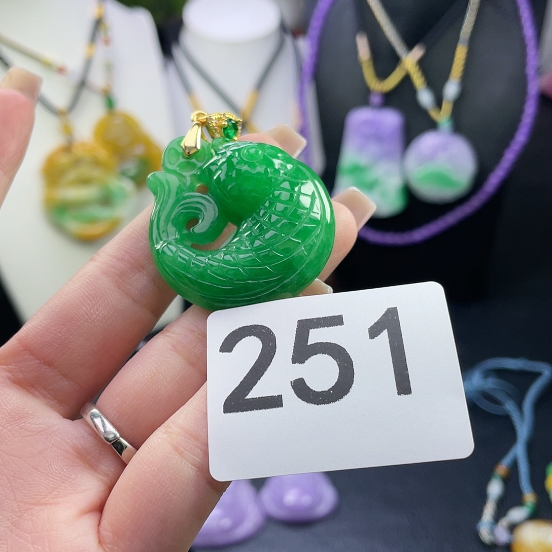 翡翠未镶嵌吊坠(赠链)