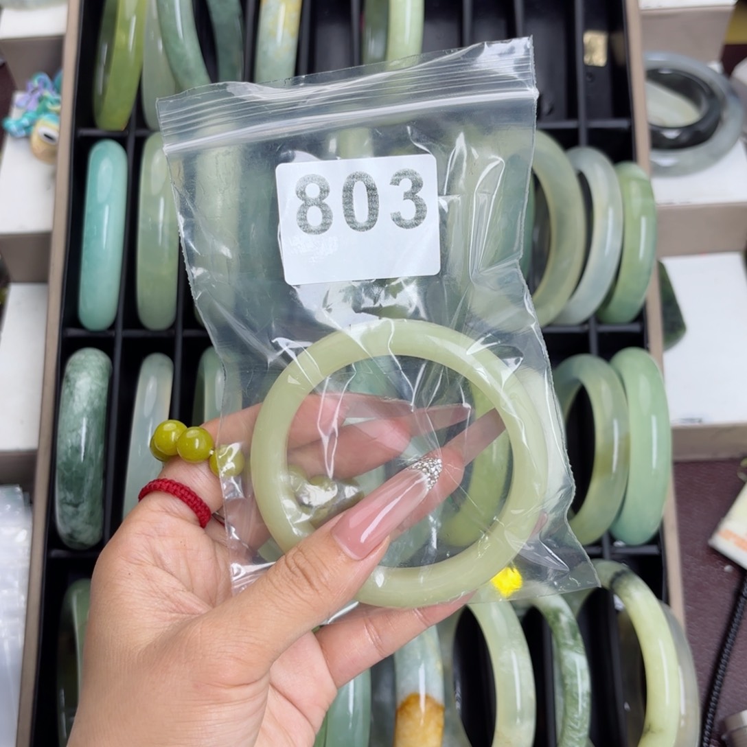 未镶嵌蛇纹石玉手镯是***吖