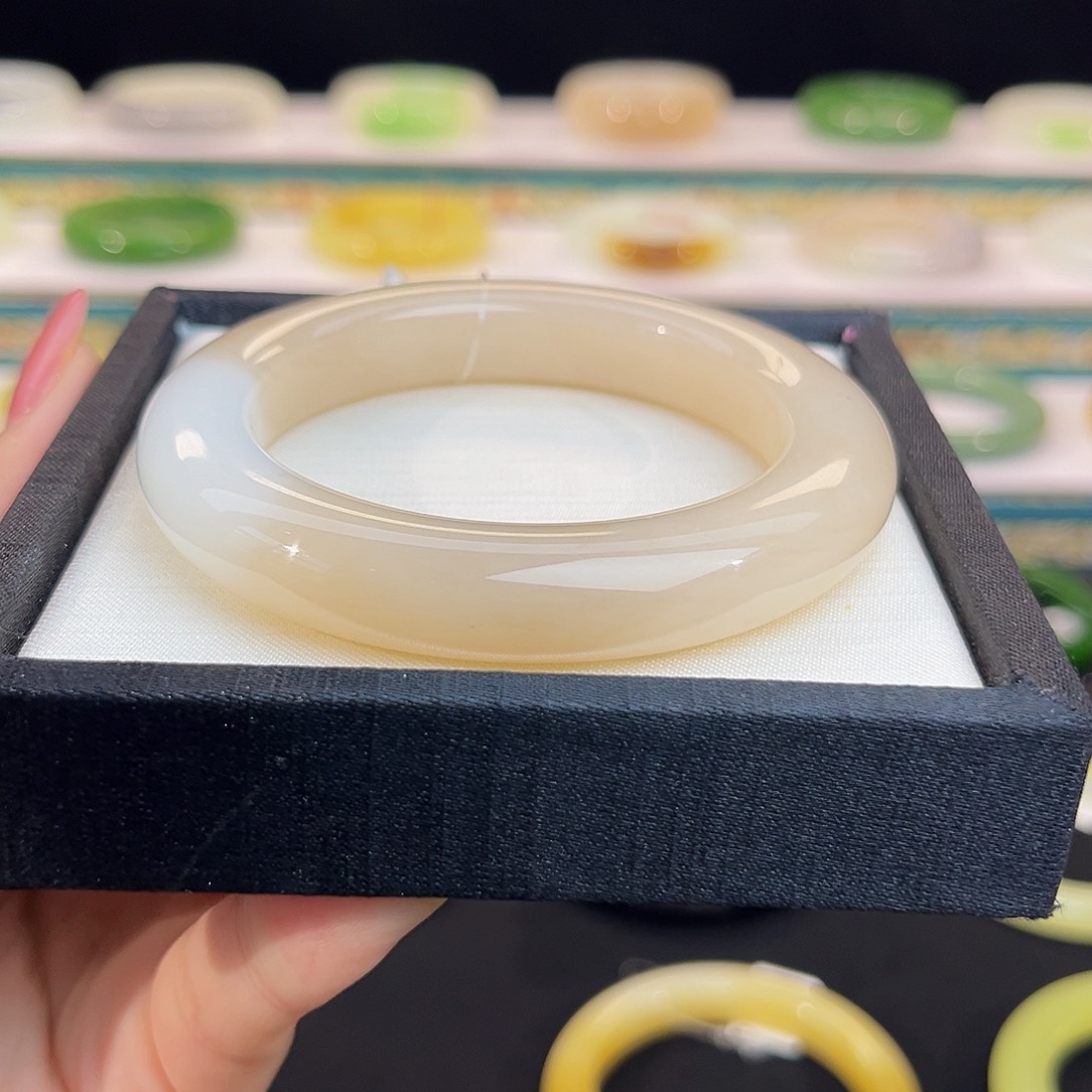 未镶嵌手镯和田玉粉白“红粉佳人”