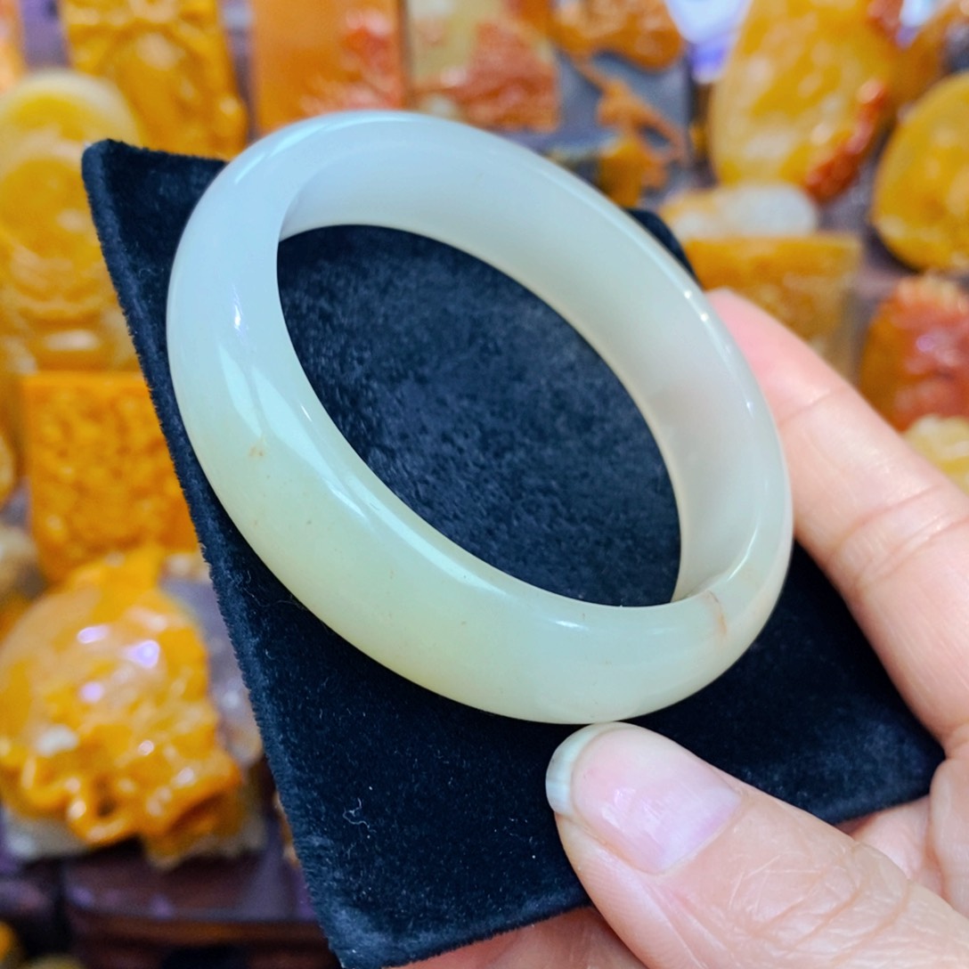 未镶嵌石英质玉（黄龙玉）颈饰