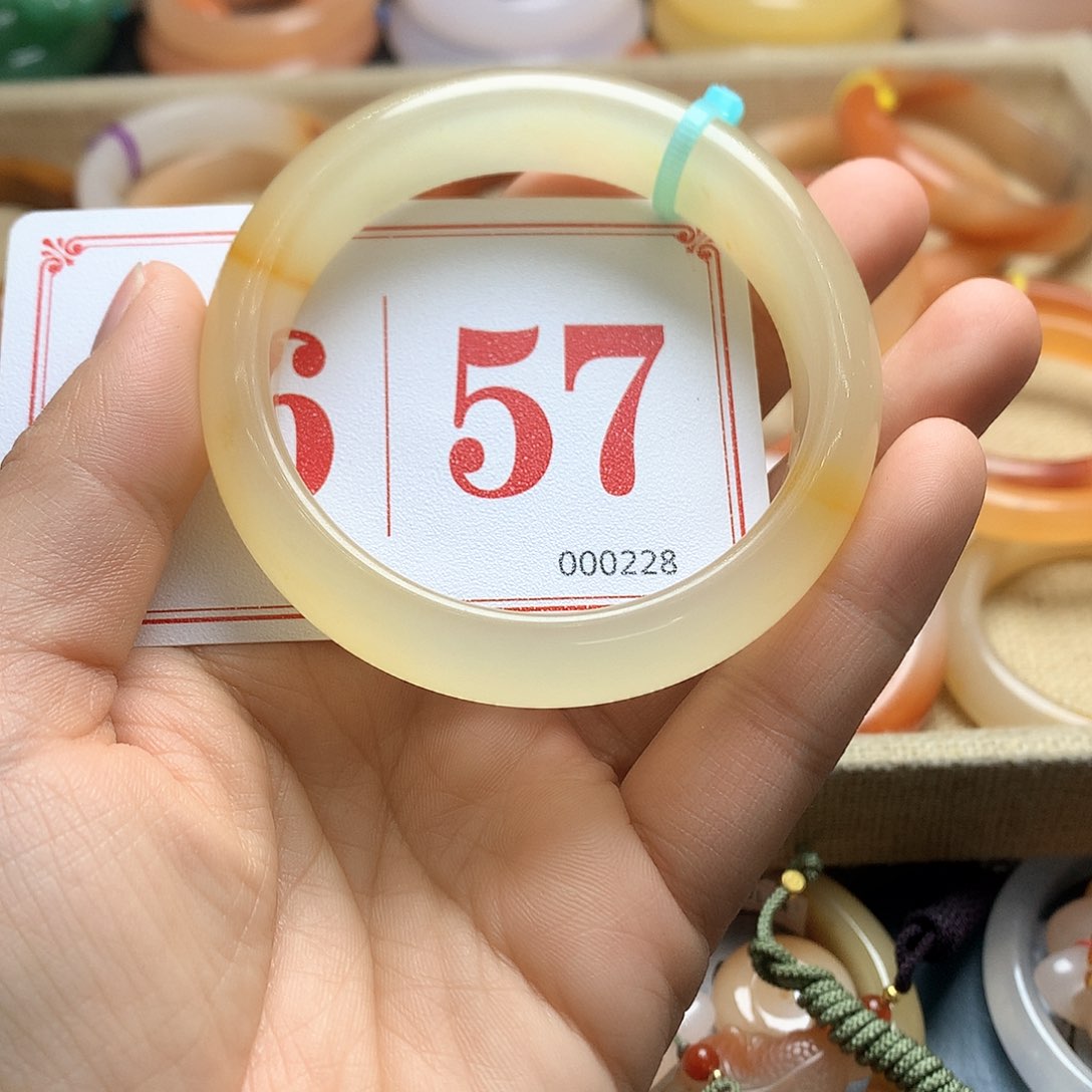 未镶嵌石英质玉（黄龙玉）手镯