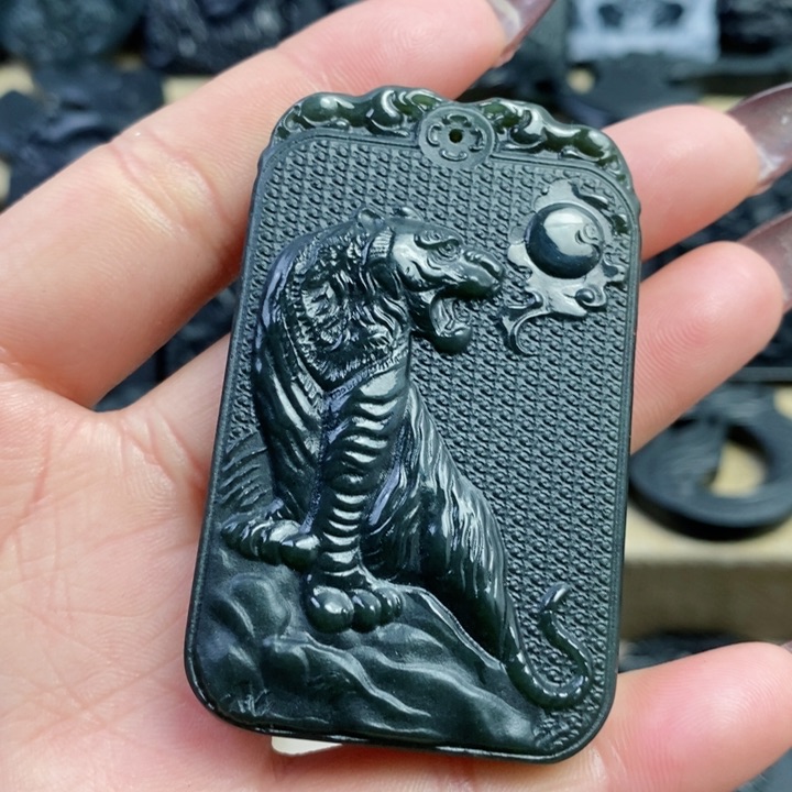 和田玉（青玉）颈饰未镶嵌双面雕刻