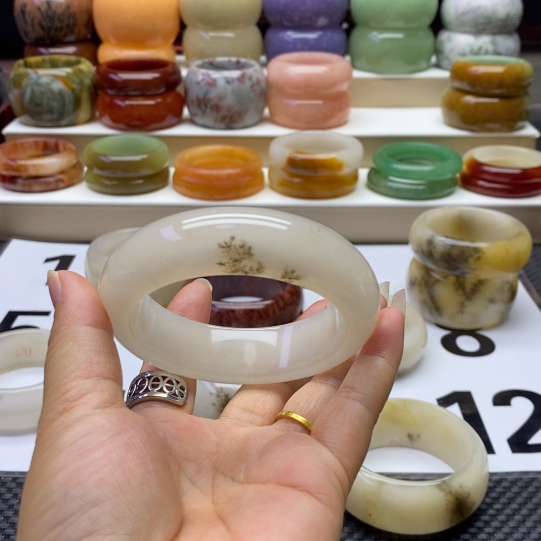 y***i石英质玉未镶嵌手镯