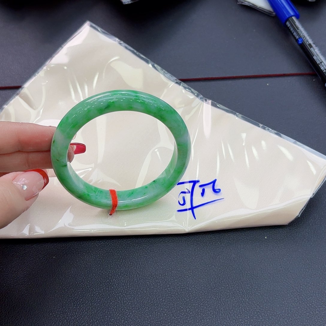 翡翠手镯未镶嵌手镯