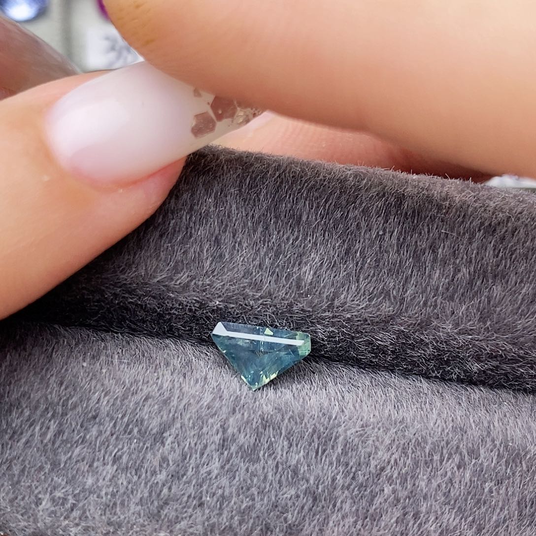裸石蓝宝石青绿色奶体特殊切割1.01ct/2953号