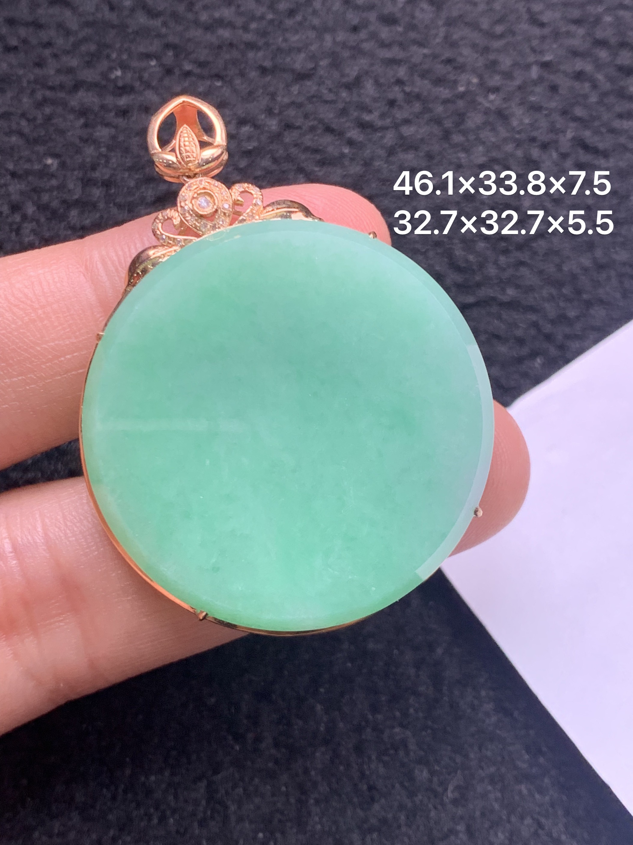 18K金镶嵌天然缅甸翡翠阳绿圆牌吊坠