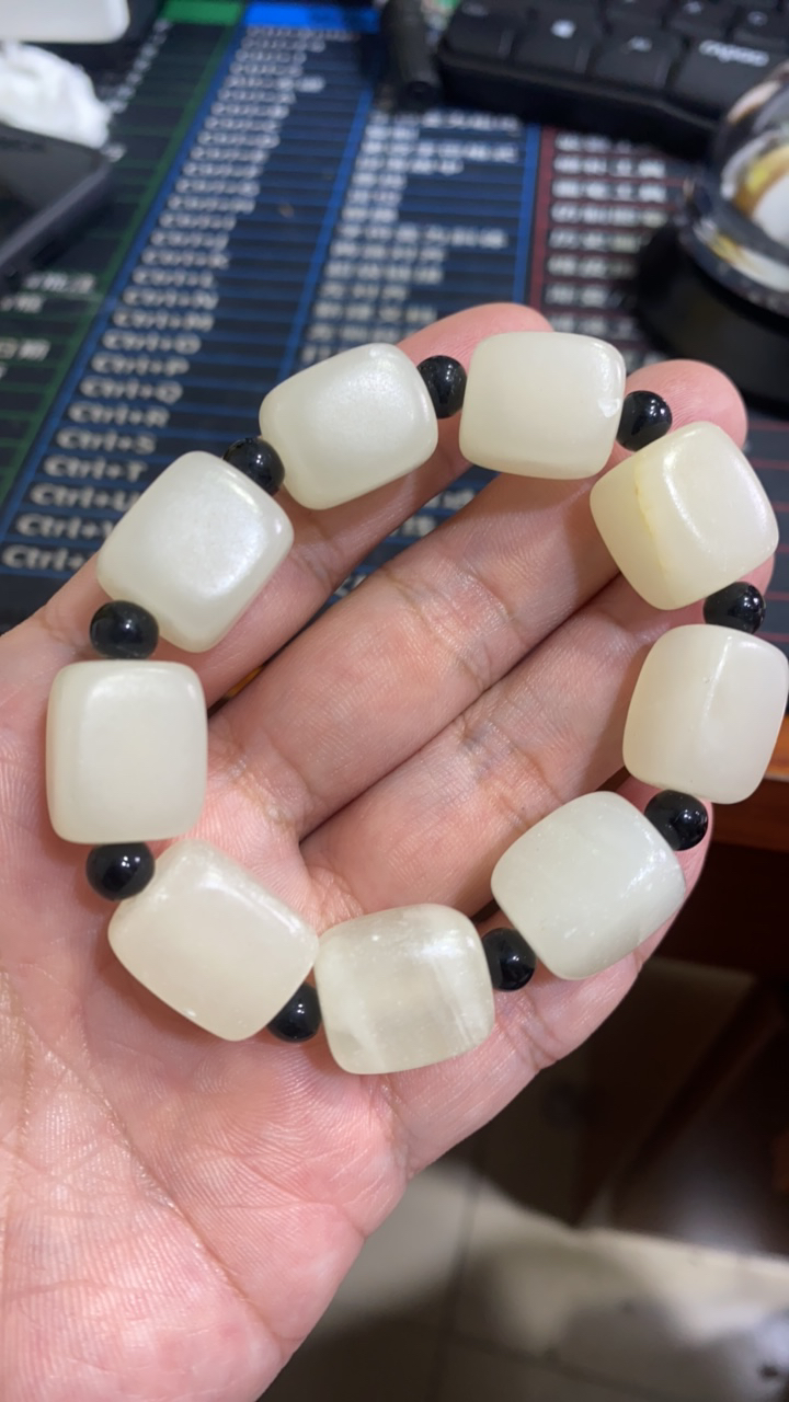 D 653 小方糖黄口手串