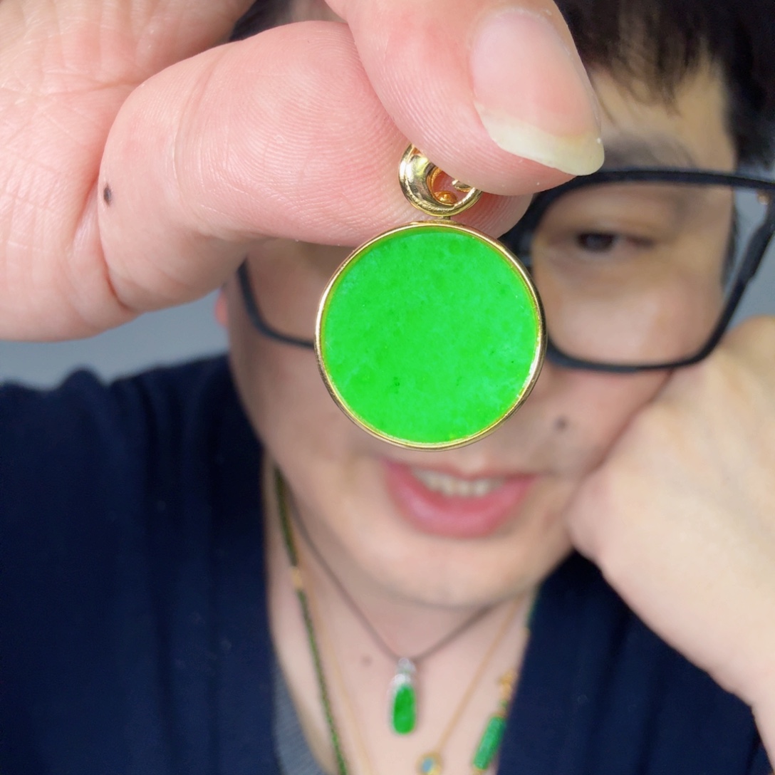 翡翠未镶嵌颈饰一件